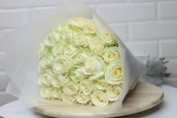 Букет из 29 белых роз, артикул F22529 - 6000 рублей, доставка по городу. Flawery - доставка цветов