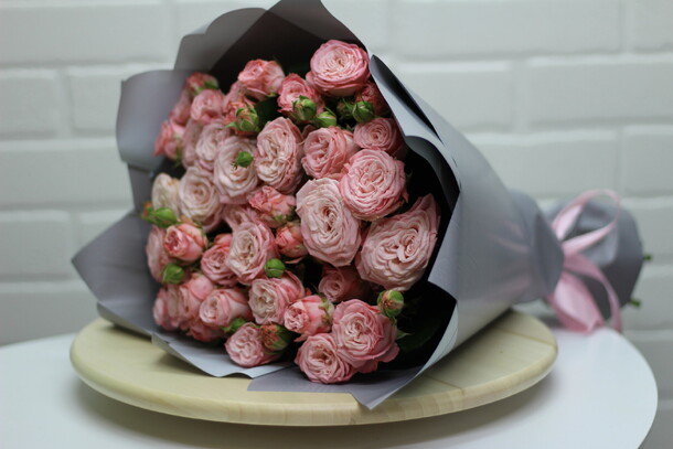 Букет из кустовых роз, артикул F22693 - 5900 рублей, доставка по городу. Flawery - доставка цветов