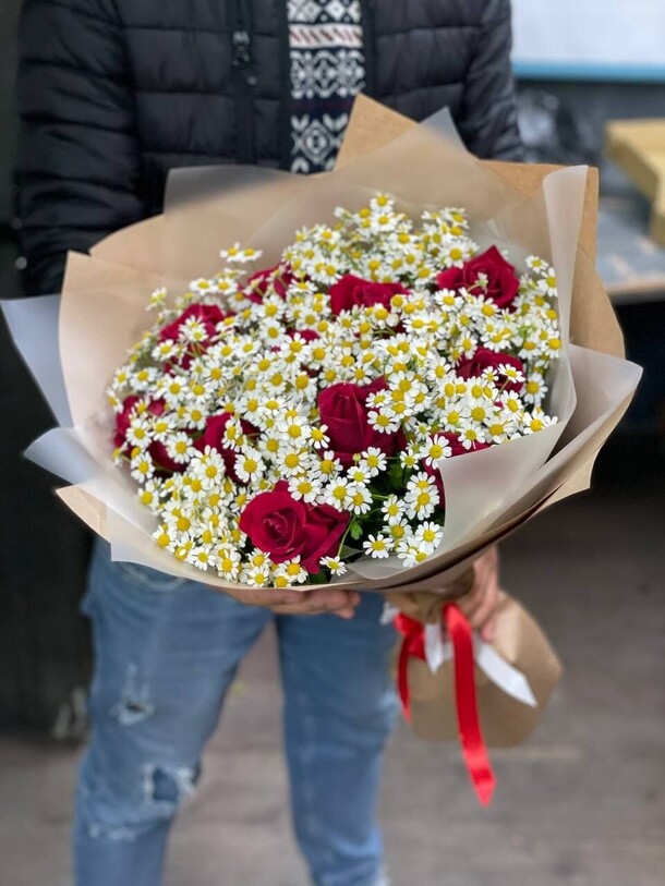 Букет из 25 ромашек с розами, артикул F22702 - 7800 рублей, доставка по городу. Flawery - доставка цветов