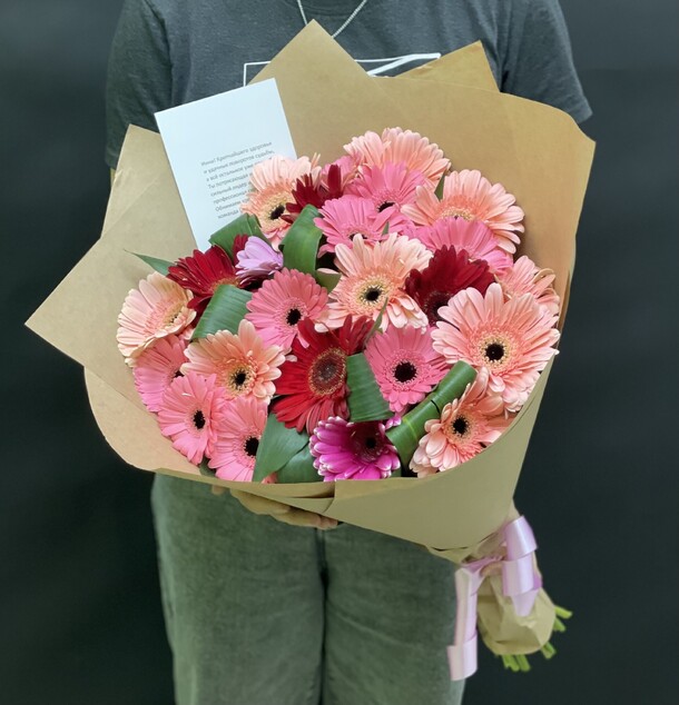 Букет из 25 гербер, артикул F22713 - 8100 рублей, доставка по городу. Flawery - доставка цветов