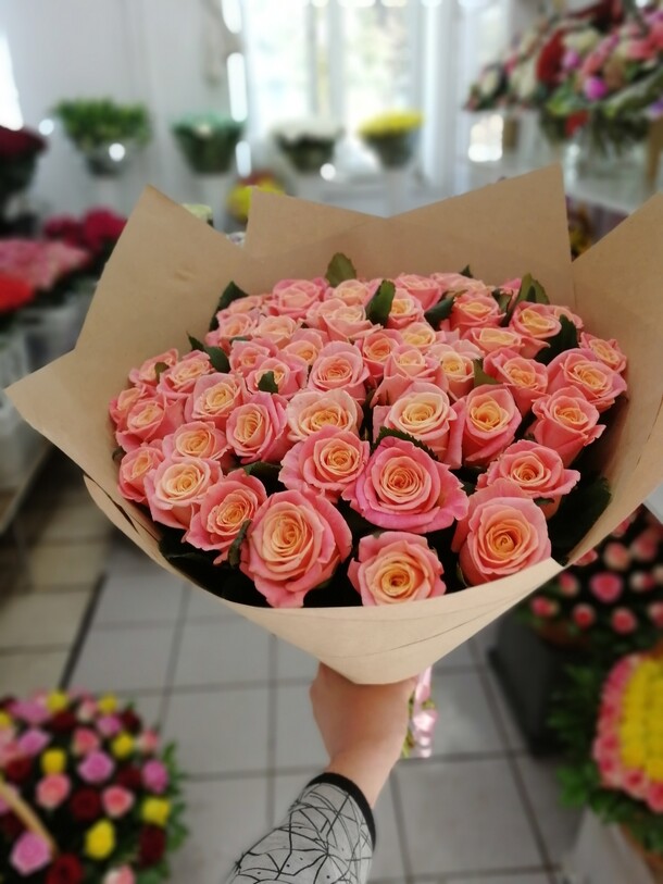Букет из 29 персиковых роз в крафте, артикул F22942 - 7400 рублей, доставка по городу. Flawery - доставка цветов