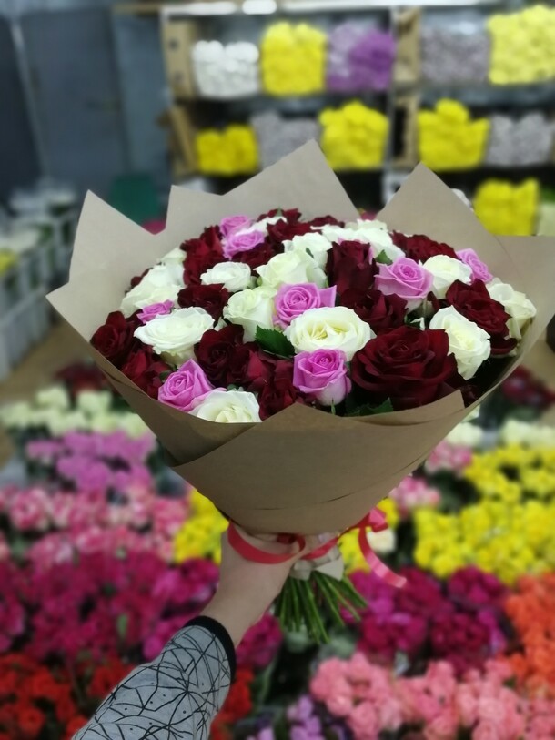 Букет из 35 микс роз, артикул F22943 - 6900 рублей, доставка по городу. Flawery - доставка цветов