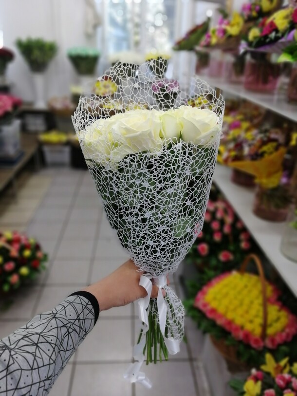 Букет из 19 белых роз, артикул F22944 - 4700 рублей, доставка по городу. Flawery - доставка цветов