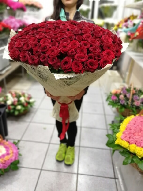 Букет из 151 розы, артикул F22949 - 33000 рублей, доставка по городу. Flawery - доставка цветов