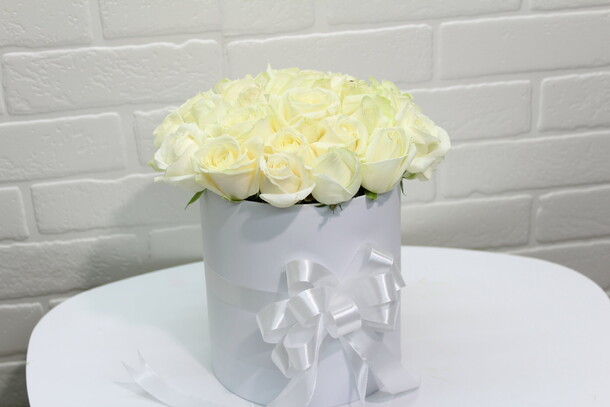 21 белых роз в коробке, артикул F22955 - 5500 рублей, доставка по городу. Flawery - доставка цветов