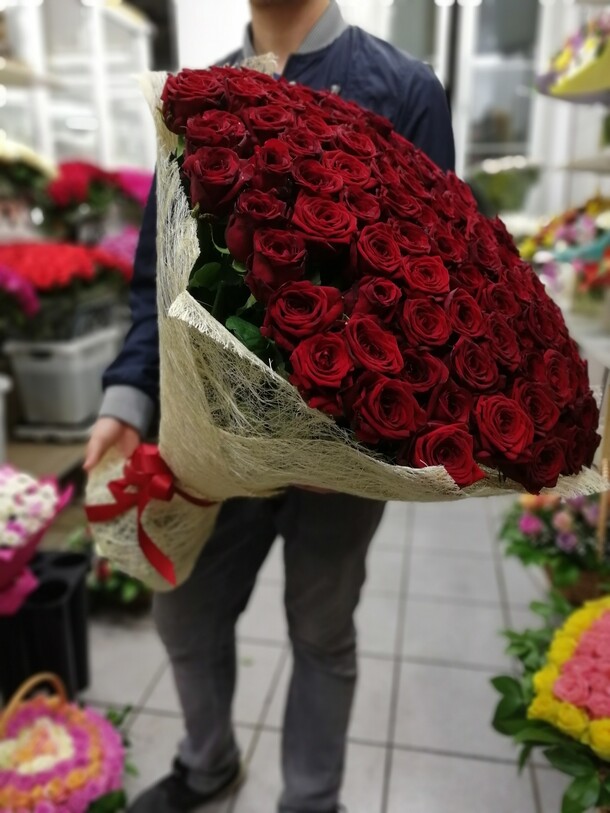 Красота любви из 151 красных роз 70 см, артикул F22961 - 33000 рублей, доставка по городу. Flawery - доставка цветов