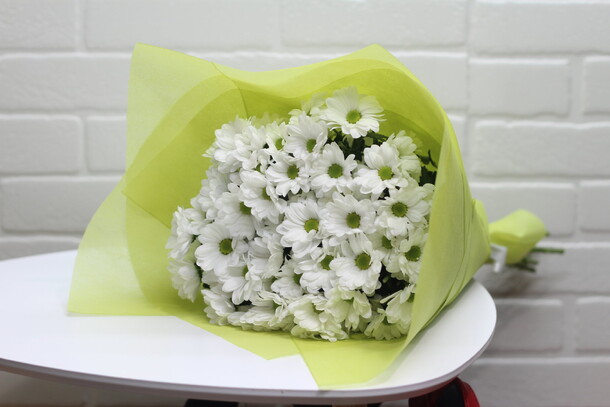 Букет из 9 хризантем, открытка в подарок, артикул F23356 - 4400 рублей, доставка по городу. Flawery - доставка цветов