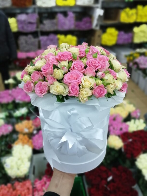 21 кустовые розы в коробке, артикул F23361 - 8400 рублей, доставка по городу. Flawery - доставка цветов