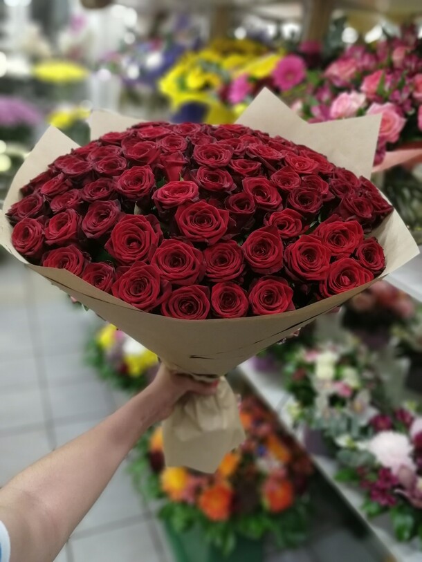 Букет из 101 красной розы в крафте, артикул F23638 - 15000 рублей, доставка по городу. Flawery - доставка цветов