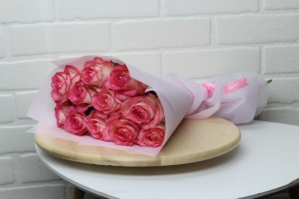 11 розовых роз джумилия, артикул F23639 - 3200 рублей, доставка по городу. Flawery - доставка цветов