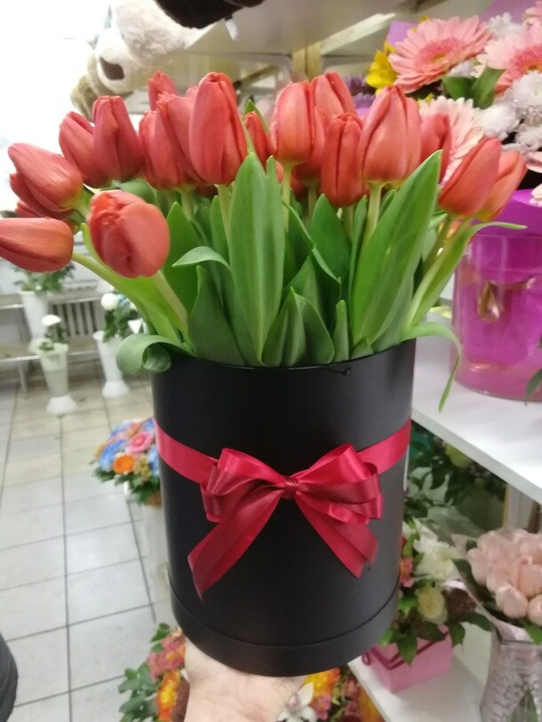 Букет из 51 тюльпанов в коробке, артикул F23705 - 24652 рублей, доставка по городу. Flawery - доставка цветов