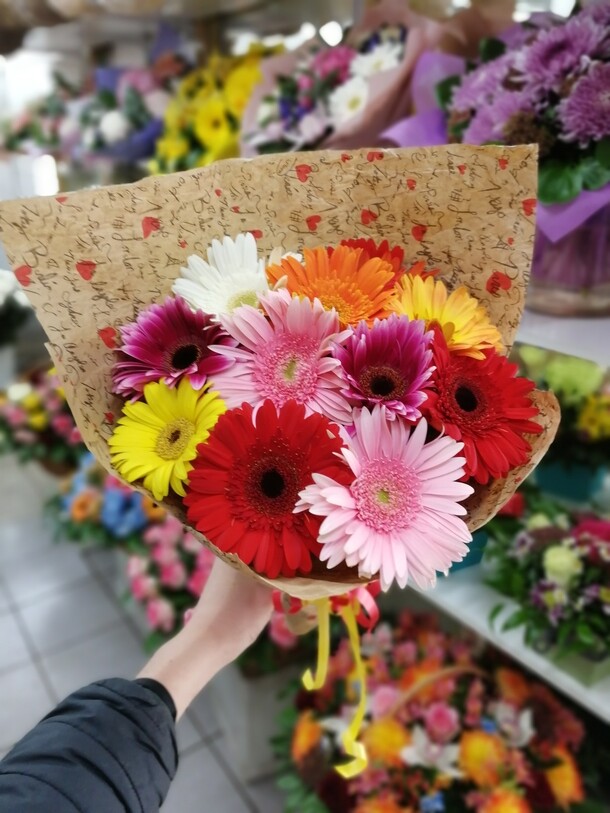 Букет из 11 гербер в крафте, артикул F23723 - 4300 рублей, доставка по городу. Flawery - доставка цветов