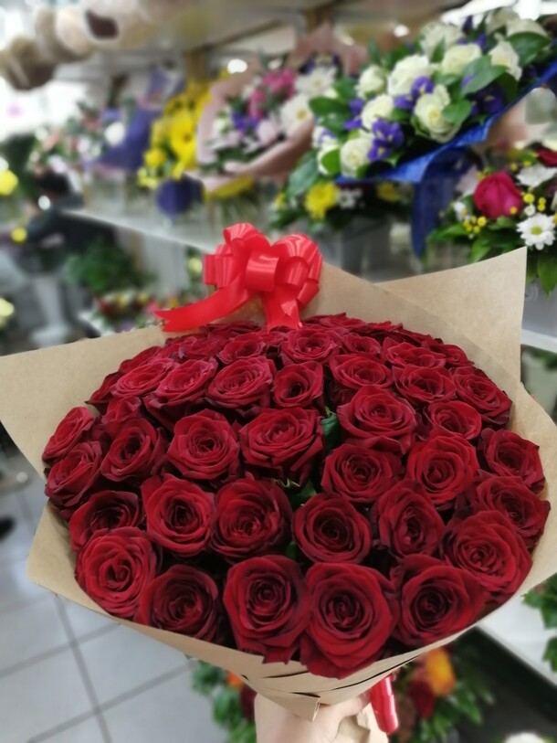 Букет из 51 красные розы, артикул F23724 - 8600 рублей, доставка по городу. Flawery - доставка цветов
