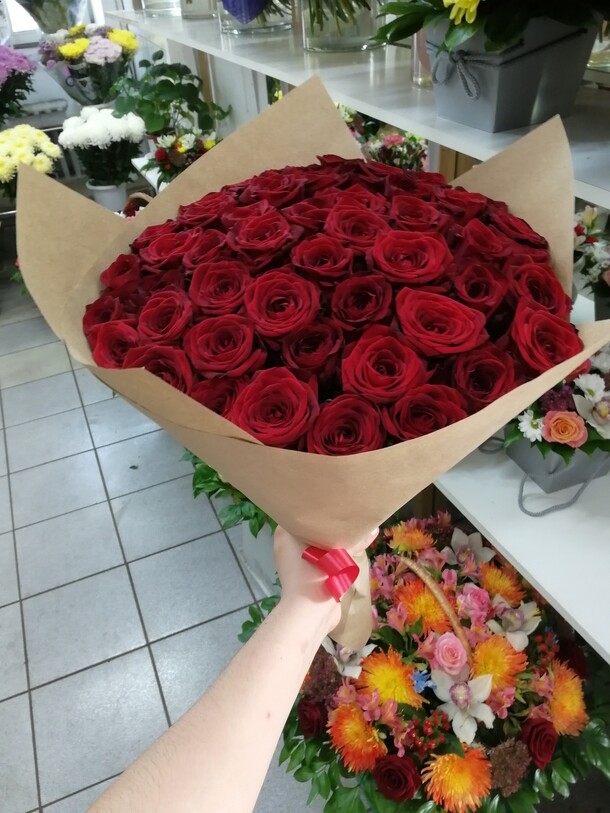Букет из 51 красной розы в крафте, артикул F23730 - 7900 рублей, доставка по городу. Flawery - доставка цветов