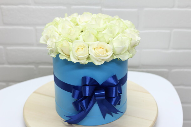 25 белых роз в коробке, артикул F23731 - 6100 рублей, доставка по городу. Flawery - доставка цветов