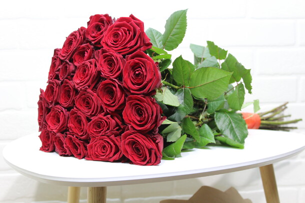 Букет из 35 роз в ленте, артикул F23732 - 6400 рублей, доставка по городу. Flawery - доставка цветов