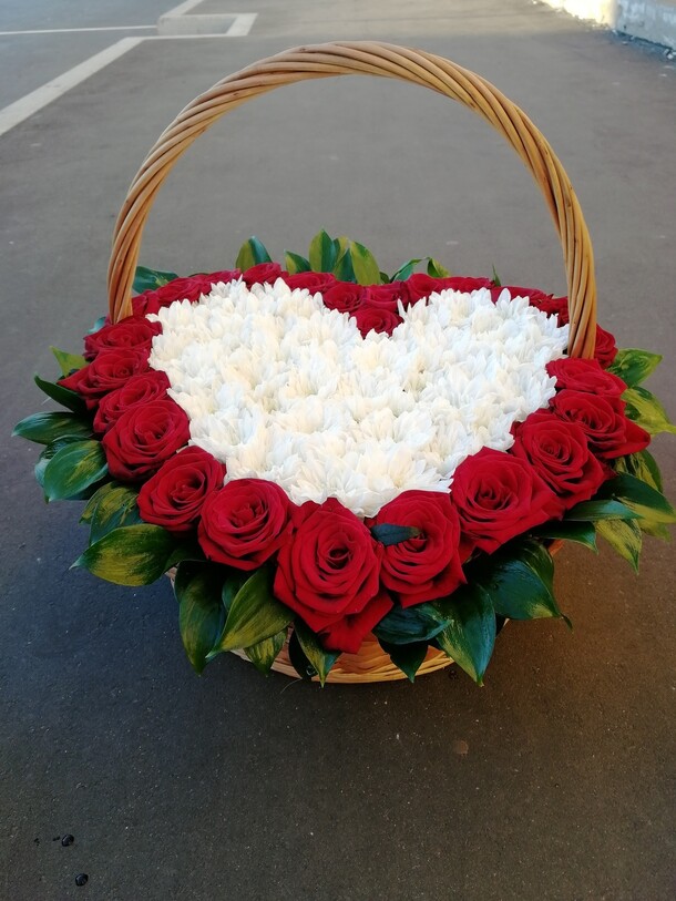 29 роз в корзине в форме сердце "сердца для тебя", артикул F23736 - 15500 рублей, доставка по городу. Flawery - доставка цветов