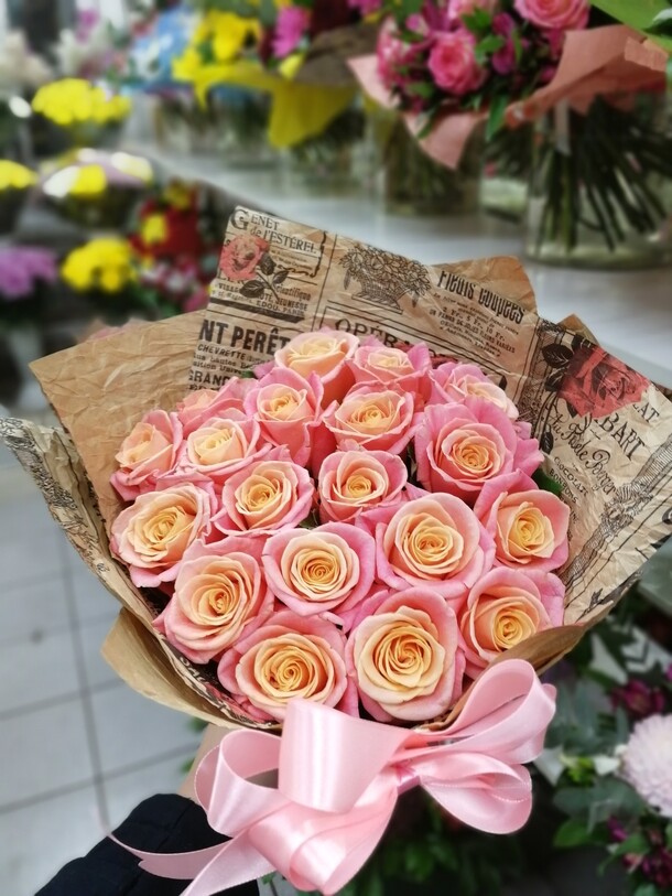 Букет из 19 персиковых роз, артикул F23738 - 4200 рублей, доставка по городу. Flawery - доставка цветов