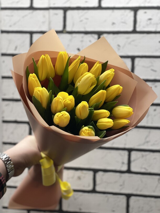 Букет из желтых тюльпаны, артикул F24228 - 5700 рублей, доставка по городу. Flawery - доставка цветов