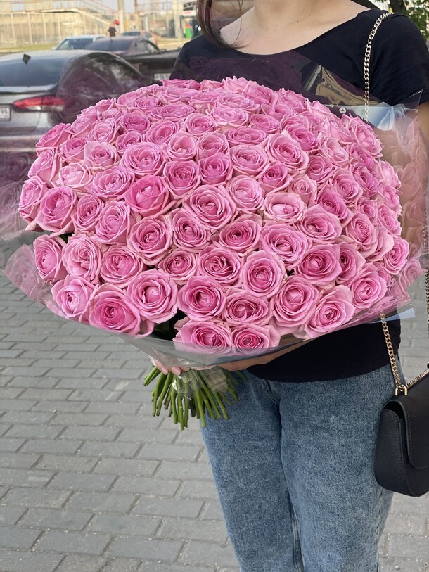 Букет из 101 розы в ленте, артикул F24232 - 17500 рублей, доставка по городу. Flawery - доставка цветов