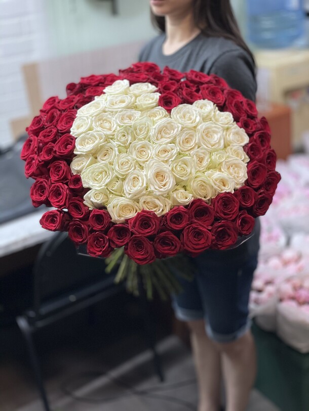 Букет из 101 розы в виде сердца❤️🌹🥰🥰🥰, артикул F24291 - 19000 рублей, доставка по городу. Flawery - доставка цветов