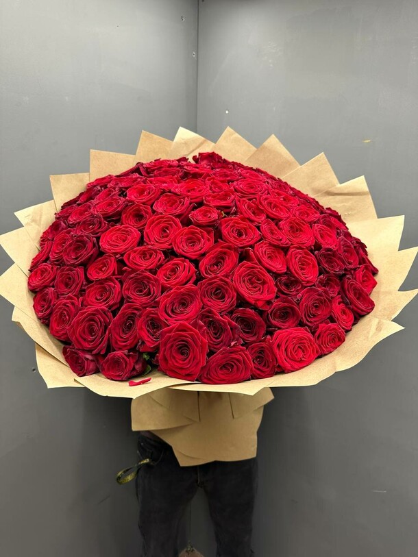 Букет 101 красная роза, артикул F24296 - 15000 рублей, доставка по городу. Flawery - доставка цветов