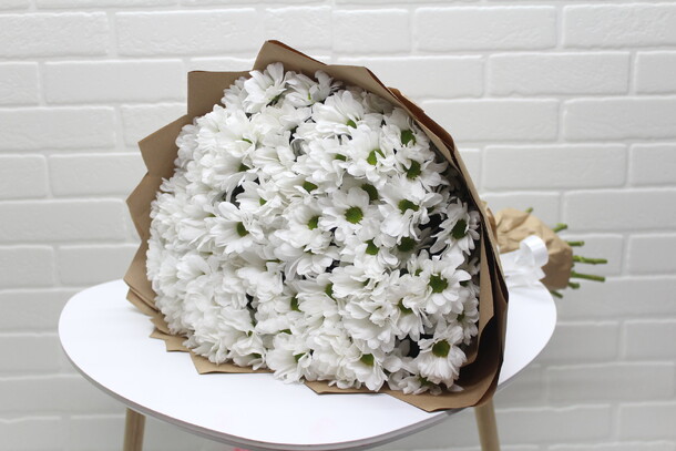 Букет из кустовых хризантем, артикул F24298 - 6100 рублей, доставка по городу. Flawery - доставка цветов