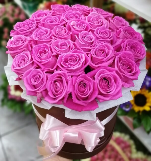 27 розовых роз в коробке, артикул F25265 - 6400 рублей, доставка по городу. Flawery - доставка цветов