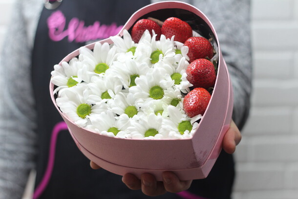 Ромашковые хризантемы с клубникой, артикул F25271 - 5900 рублей, доставка по городу. Flawery - доставка цветов