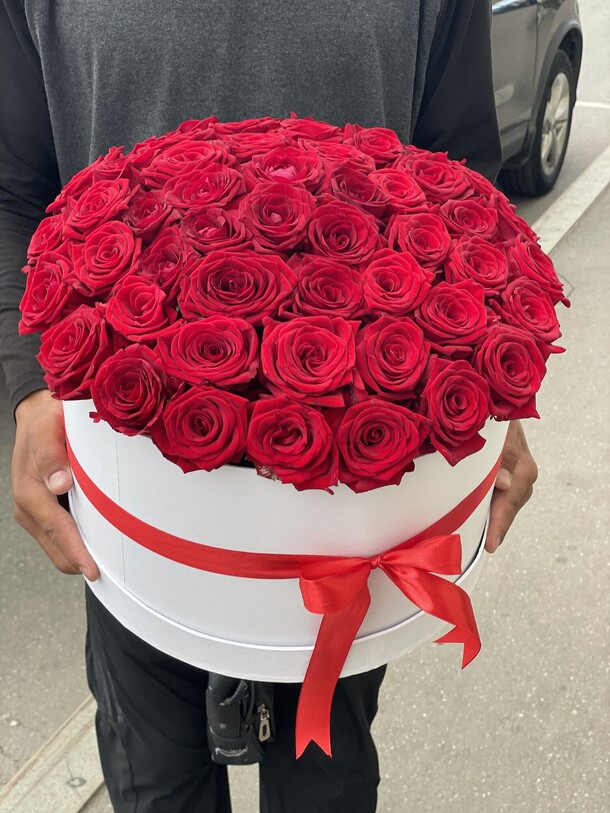 51 красных роз в шляпной коробке, артикул F25281 - 10500 рублей, доставка по городу. Flawery - доставка цветов