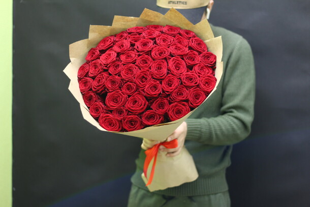 Букет из 51 красных роз 🌹❤️❤️🌹🌹🌹, артикул F25296 - 7900 рублей, доставка по городу. Flawery - доставка цветов