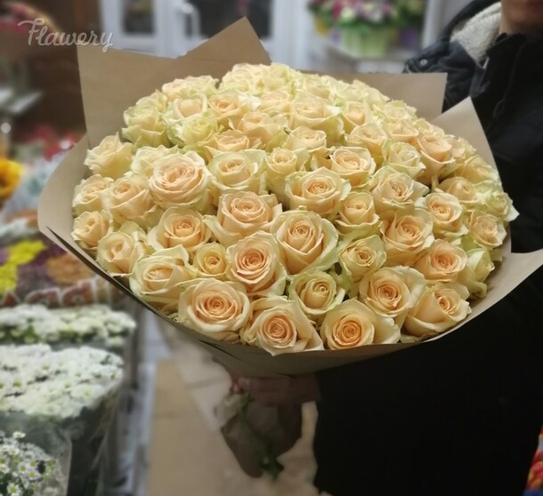 Букет из 71 кремовых роз в крафте, артикул F25300 - 12500 рублей, доставка по городу. Flawery - доставка цветов