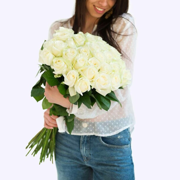 Букет из 29 белых роз в ленте, артикул F25675 - 6000 рублей, доставка по городу. Flawery - доставка цветов