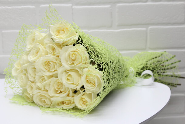 Букет из 19 белых роз, артикул F26797 - 4700 рублей, доставка по городу. Flawery - доставка цветов