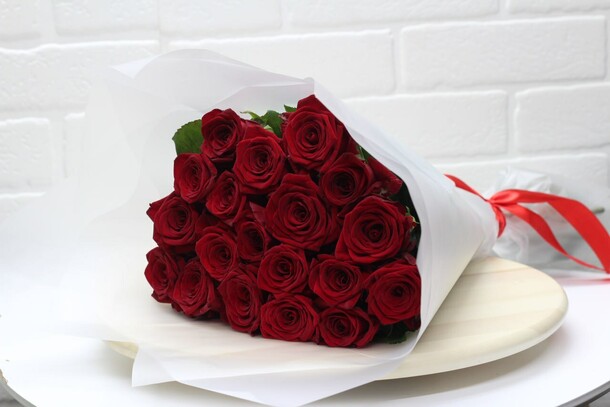 19 красных роз - романтический букет, артикул F26800 - 4200 рублей, доставка по городу. Flawery - доставка цветов