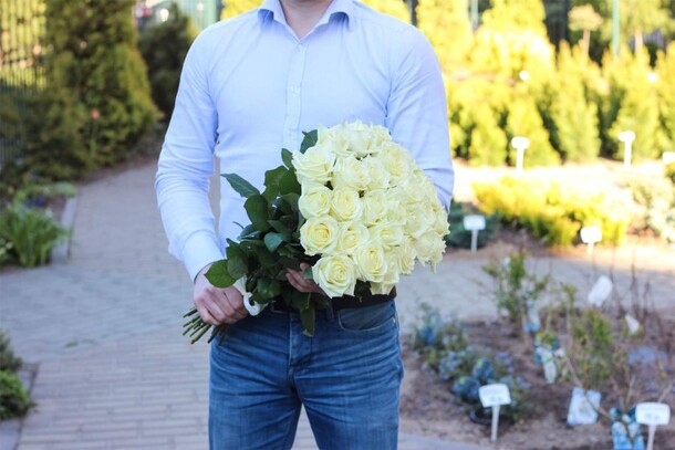 Букет из 29 белых роз в ленте, артикул F26804 - 6000 рублей, доставка по городу. Flawery - доставка цветов