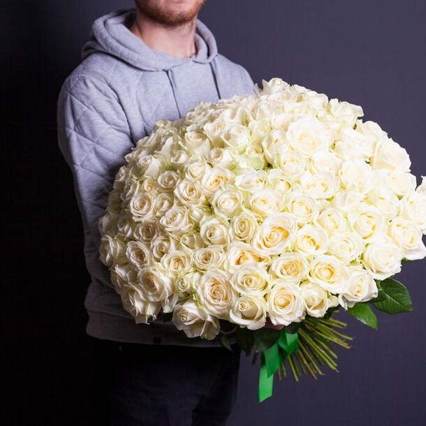 Букет из 101 белых роз, артикул F26813 - 17500 рублей, доставка по городу. Flawery - доставка цветов
