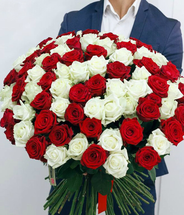 Букет из 101 микс роз, артикул F26814 - 19000 рублей, доставка по городу. Flawery - доставка цветов