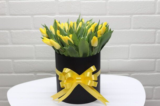 51 тюльпанов в коробке, артикул F26818 - 25139 рублей, доставка по городу. Flawery - доставка цветов