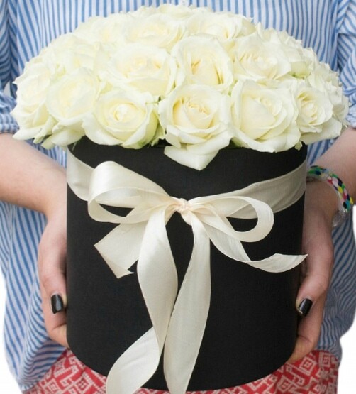 25 белых роз в коробке, артикул F26825 - 6100 рублей, доставка по городу. Flawery - доставка цветов