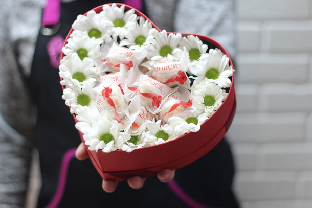 Шикарный букет со сладостями, артикул F26829 - 5400 рублей, доставка по городу. Flawery - доставка цветов