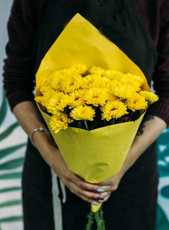 Букет из 9 желтых хризантем, артикул F26831 - 4400 рублей, доставка по городу. Flawery - доставка цветов