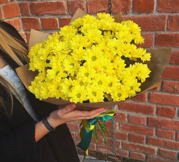 Букет из  9 хризантем, артикул F26834 - 4400 рублей, доставка по городу. Flawery - доставка цветов