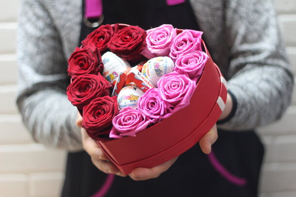 Сердечко с киндер сюрпризом, артикул F26835 - 5900 рублей, доставка по городу. Flawery - доставка цветов