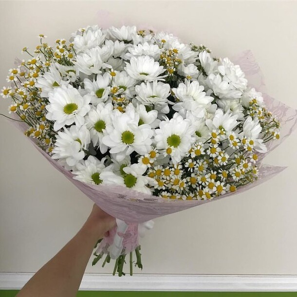 Букет из 25 ромашки и кустовых хризантем, артикул F26841 - 8000 рублей, доставка по городу. Flawery - доставка цветов