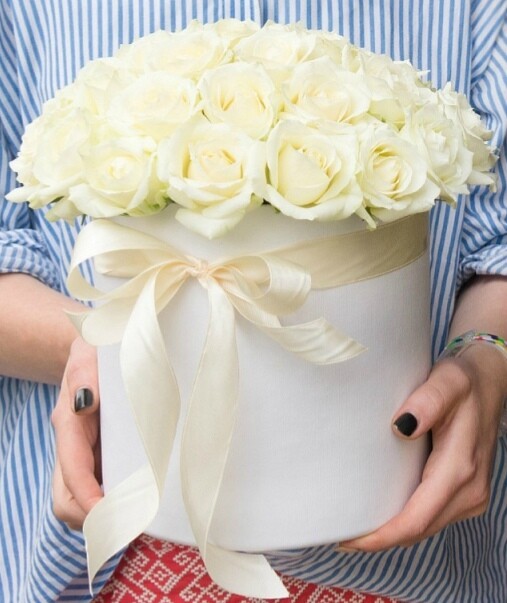 25 белых роз в коробке, артикул F26847 - 6100 рублей, доставка по городу. Flawery - доставка цветов