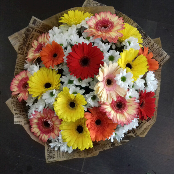 Букет из 24 гербер и 5 хризантемы, артикул F27697 - 9500 рублей, доставка по городу. Flawery - доставка цветов
