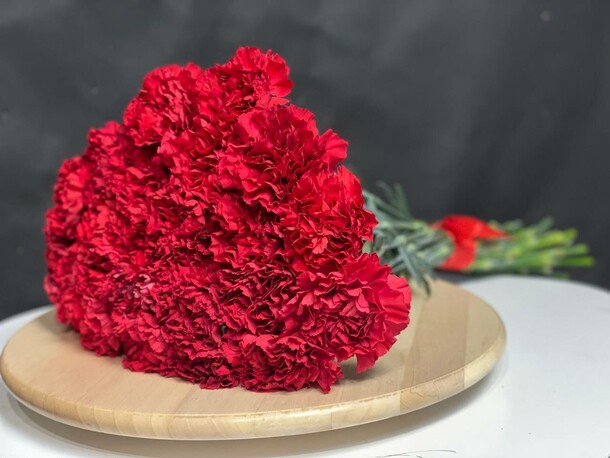 Букет из 25 гвоздик, артикул F27698 - 5500 рублей, доставка по городу. Flawery - доставка цветов