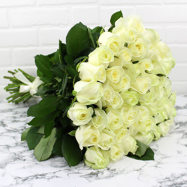 Букет из 51 белой розы, артикул F106097 - 9200 рублей, доставка по городу. Flawery - доставка цветов