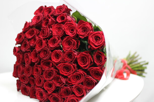 Букет из 51 розы, артикул F106102 - 7900 рублей, доставка по городу. Flawery - доставка цветов